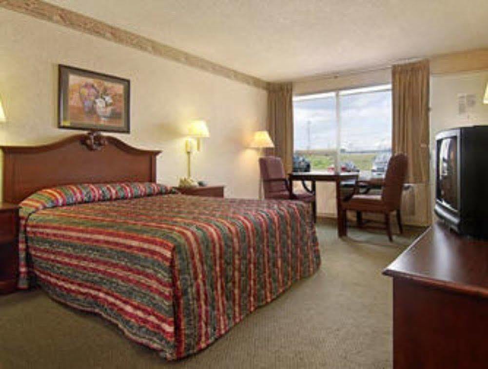 Red Roof Inn Freehold Exterior photo